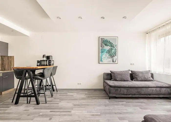 Cozy Renovated Close To Schoenbrunn Palace Apartment