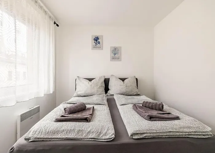 Cozy Renovated Close To Schoenbrunn Palace Apartment