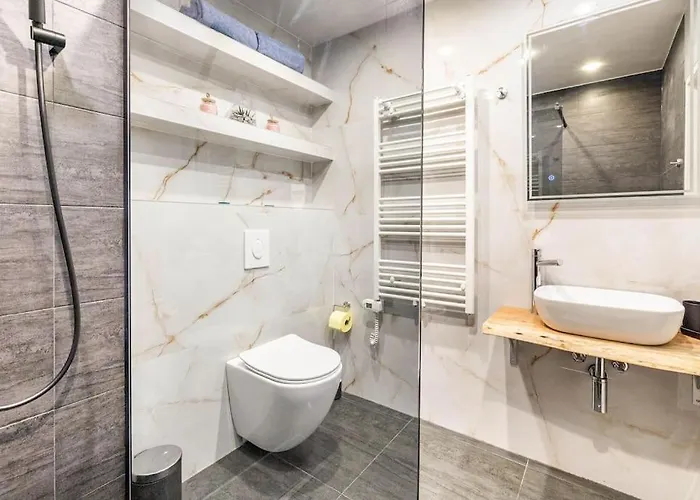 Cozy Renovated Close To Schoenbrunn Palace Apartment *